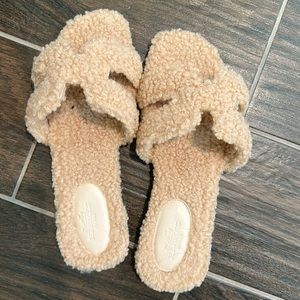 “H” fluffy Oran sandals